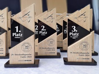 Pokal für einen Segelfliegerclub aus Acryl und 19mm Holz und zusätzlicher Gravur