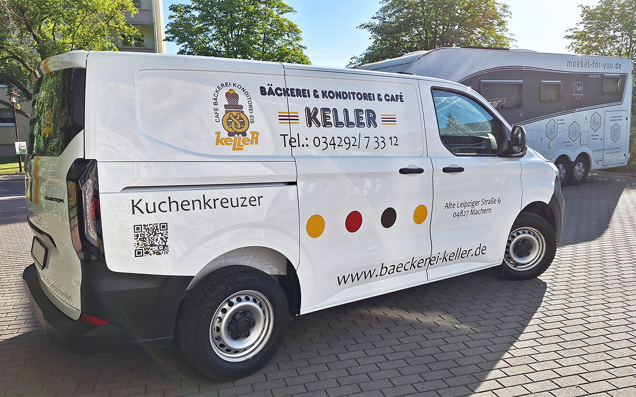 weißer Lieferwagen mit Logos und Schriftzügen für eine Bäckerei beklebt