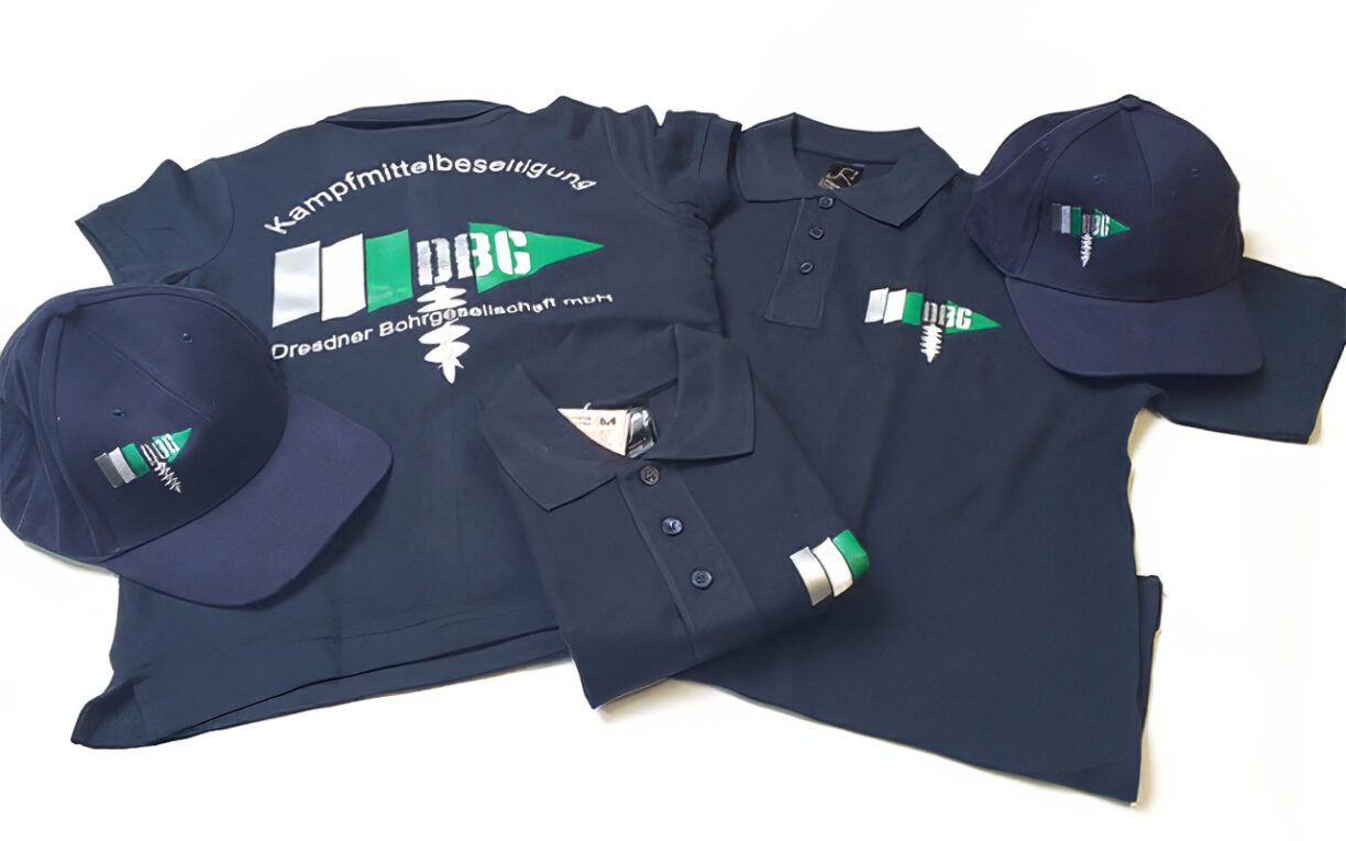 dunkelblaue T-shirt, Poloshirt und Cap mit einheitlichem Logo bestickt und bedruckt